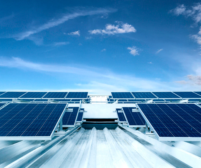 Convierte la energía solar con la ayuda de paneles en ENEL X
